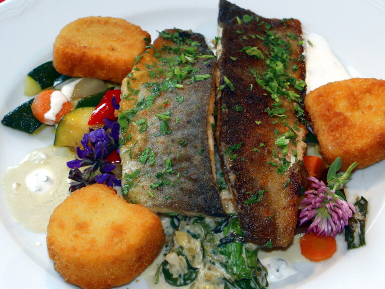 Mittagsteller im Steinschalerhof, Fisch und Erdäpfel schön angerichtet