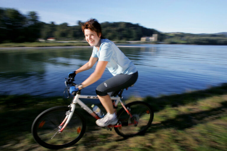 Radfahren: Frau am Donauradweg bei Ardagger