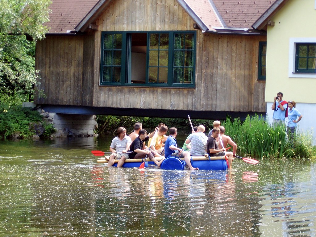 Floßbau im Team bei Betriebsausflug