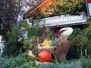 Schild "Hotel Steinschalerhof" mit Kürbis im Herbst