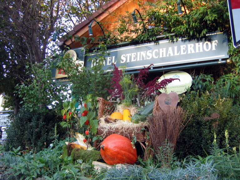 Schild "Hotel Steinschalerhof" mit Kürbis im Herbst