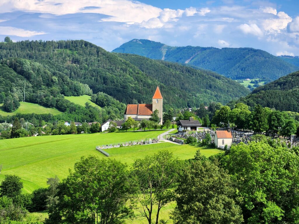 Kirchenberg mit Kirche in Kirchberg an der Pielach, umgeben von grüner Naturlandschaft