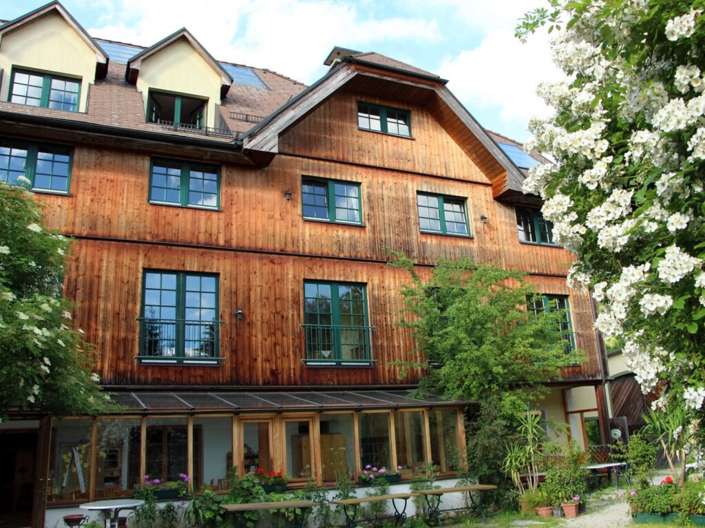 Hotel Steinschalerhof, Südfassade aus Naturholz am Südgarten