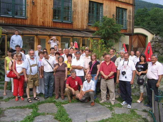 Exkursion eines Vereins aus Ungarn ins Dirndltal, hier vorm Steinschalerhof in Warth